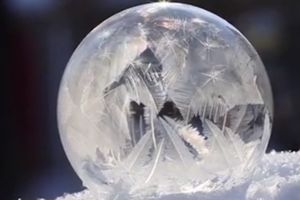 (VIDEO) LEDENA ČAROLIJA: Evo šta se dogodi kada naduvate balon od sapunice na snegu pri debelom minusu!