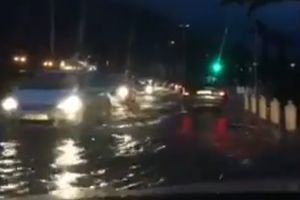 (VIDEO) KATASTROFALNO NEVREME POTOPILO CRNOGORSKO PRIMORJE: U Kotoru poplavljen glavni trg, u Budvi Stari grad potpuno pod vodom