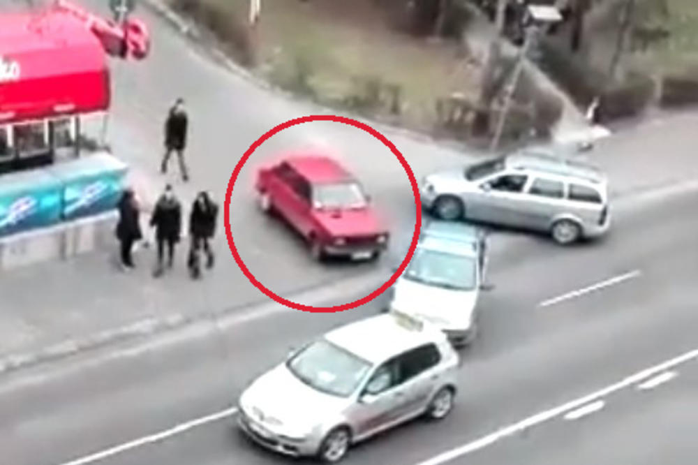 (VIDEO) OSTAVIO AUTO NASRED ULICE PA OTIŠAO DO PRODAVNICE: Haos u Kragujevcu zbog ovog vozača!