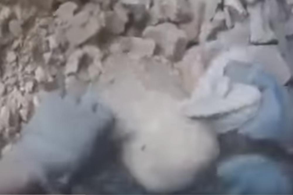 (VIDEO) DRAMATIČNO SPASAVANJE: Golim rukama je kopao po ruševinama bombardovanog grada, pa naleteo na živu bebu