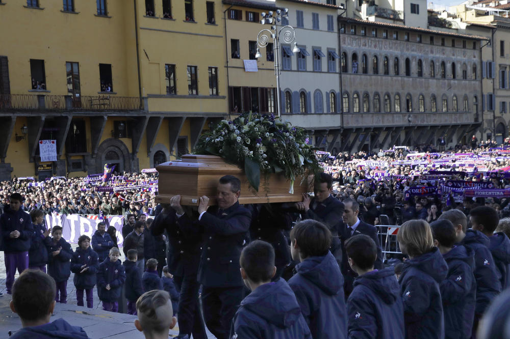 (VIDEO) ZBOGOM, ASTORI Jecaji odjekivali Firencom: Cela Italija u suzama se oprostila od Davidea, na ulicama više desetina hiljada ljudi