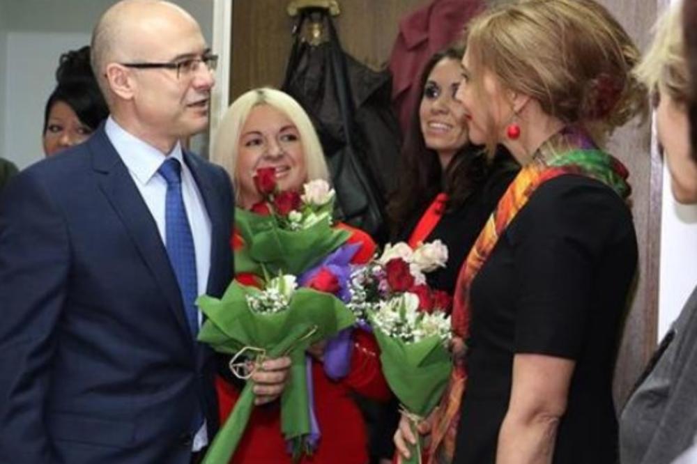 (FOTO) BUKETI ZA KUĆNE NEGOVATELJICE: Vučević dame obradovao ružama