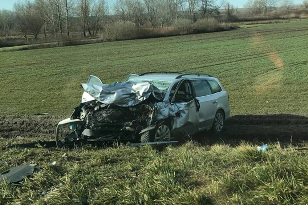 STRAVIČNA NESREĆA KOD NOVOG SADA: Muškarac (49) uleteo u suprotnu traku i udario direktno u drugi auto! Poginuo na mestu, još 3 povređena