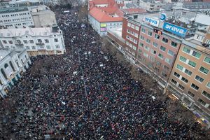 (FOTO, VIDEO) DIGLA SE CELA ZEMLJA! NAJVEĆI PROTESTI OD PLIŠANE REVOLUCIJE: Desetine hiljada ljudi na ulicama Slovačke traže ostavku premijera