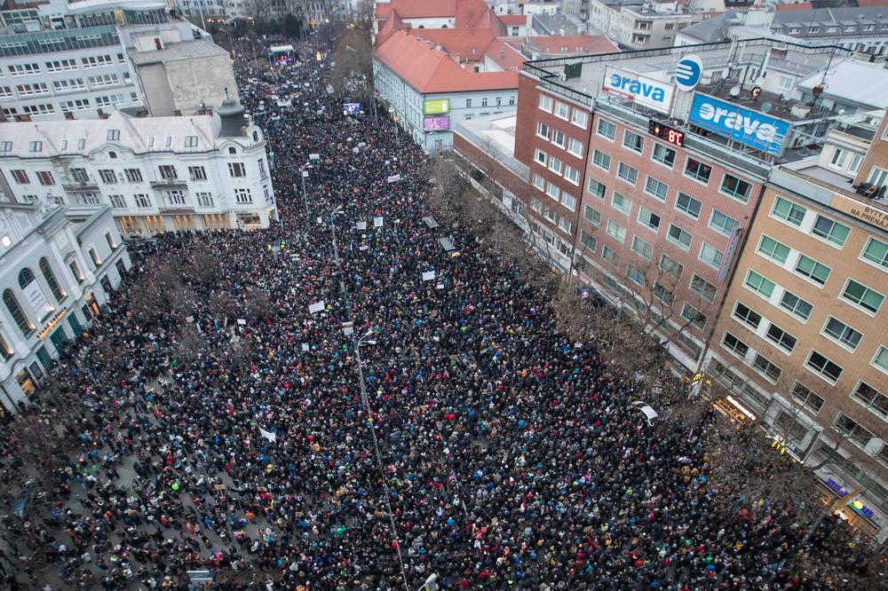 (FOTO, VIDEO) DIGLA SE CELA ZEMLJA! NAJVEĆI PROTESTI OD PLIŠANE REVOLUCIJE: Desetine hiljada ljudi na ulicama Slovačke traže ostavku premijera