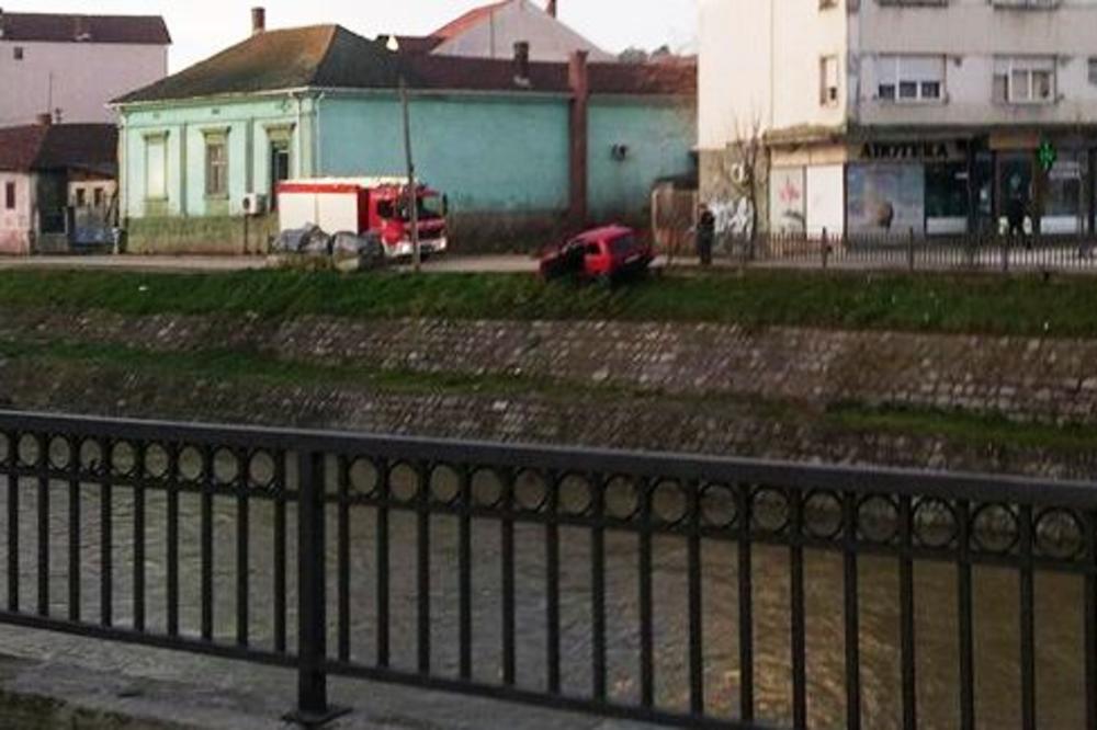 CRVENIM JUGOM UMALO UPAO U VETERNICU: Leskovčanin se parkirao na keju, izvlačili ga vatrogasci