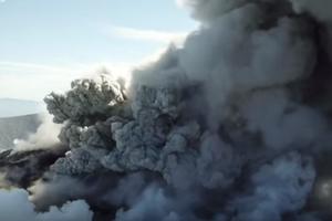 (VIDEO) PROBUDIO SE DIV U JAPANU: Vulkan eruptirao, zgrade se tresu, lava kulja! Vlasti upozoravaju na opasnost!