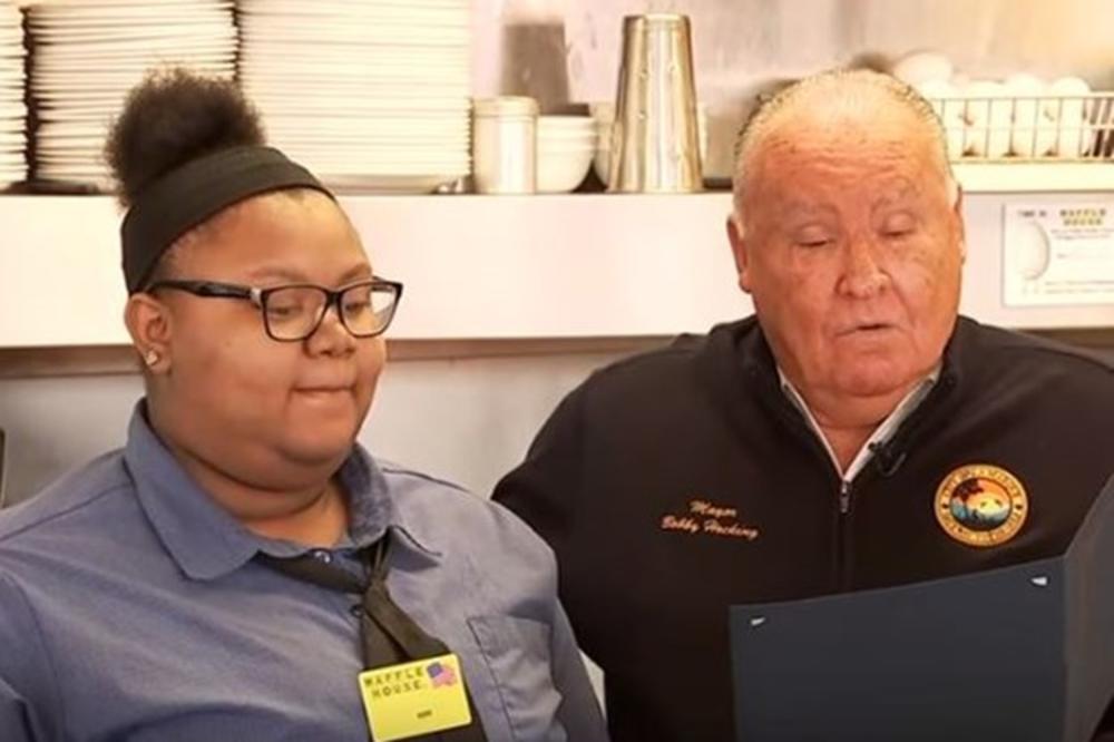 (VIDEO) MALA LJUBAZNOST JOJ JE PROMENILA ŽIVOT: Mlada konobarica iz Teksasa se ovakvom bakšišu nije nadala