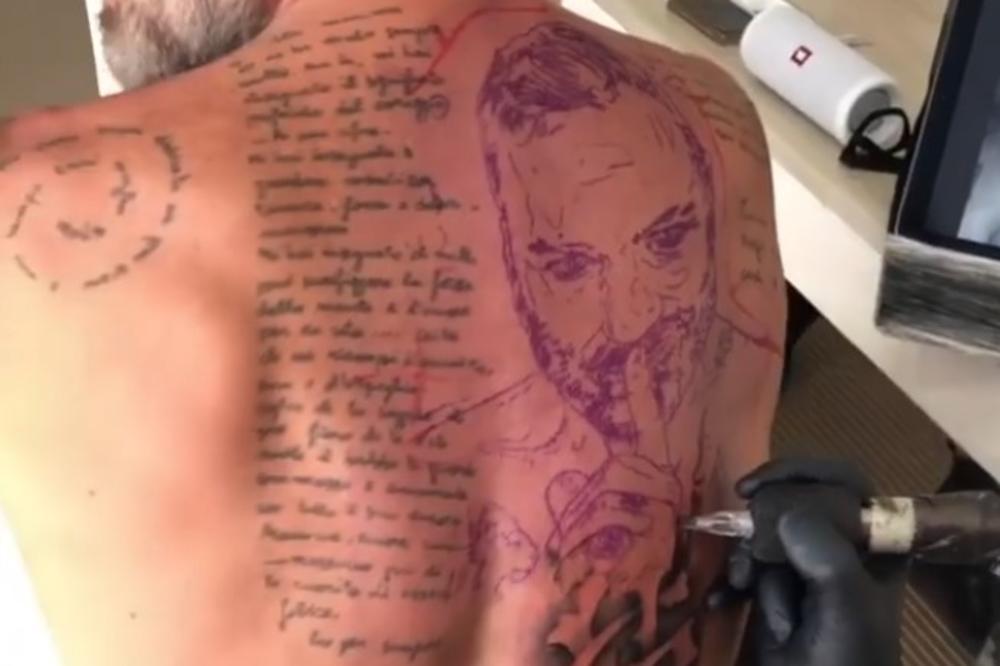 (VIDEO) ZALJUBLJEN U SEBE: Milioner se pohvalio tetovažom na leđima, ljudi gledaju i ne veruju!