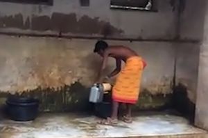 (VIDEO) DVA WC-a A SAMO JEDNA VRATA! Evo kako to „rešavaju“ u Indiji!
