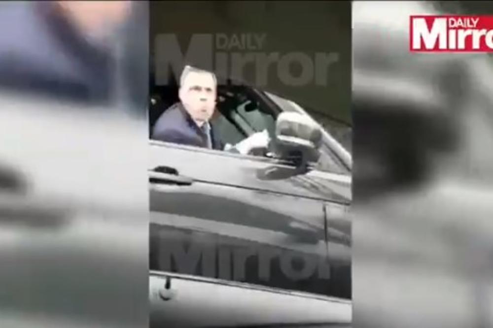 (VIDEO) KAKVA PROSTAČINA! NEVIĐENA SRAMOTA ZVEZDE LIVERPULA: Zaustavio se na semaforu i pljunuo muškarca i njegovu 14-godišnju ćerku!