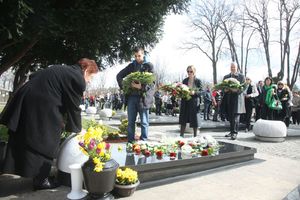 (KURIR TV) TUŽNA POVORKA PORODICE I PRIJATELJA U ALEJI ZASLUŽNIH GRAĐANA: Sin Luka i supruga Ružica položili vence na grob ubijenog premijera Zorana Đinđića