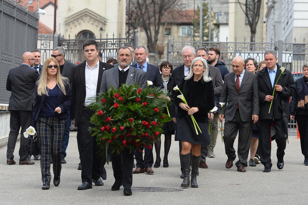 ČLANOVI ĐINĐIĆEVE VLADE POLOŽILI CVEĆE NA MESTU STRAVIČNOG ATENTATA Živković: Srbija nije ni blizu Zoranove vizije