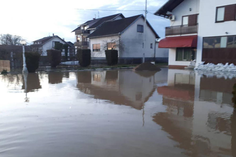 SANA STAGNIRA, ALI SAD UNA RASTE: Poplavljene kuće u Kozarskoj Dubici, obustavljen saobraćaj u Vriocima