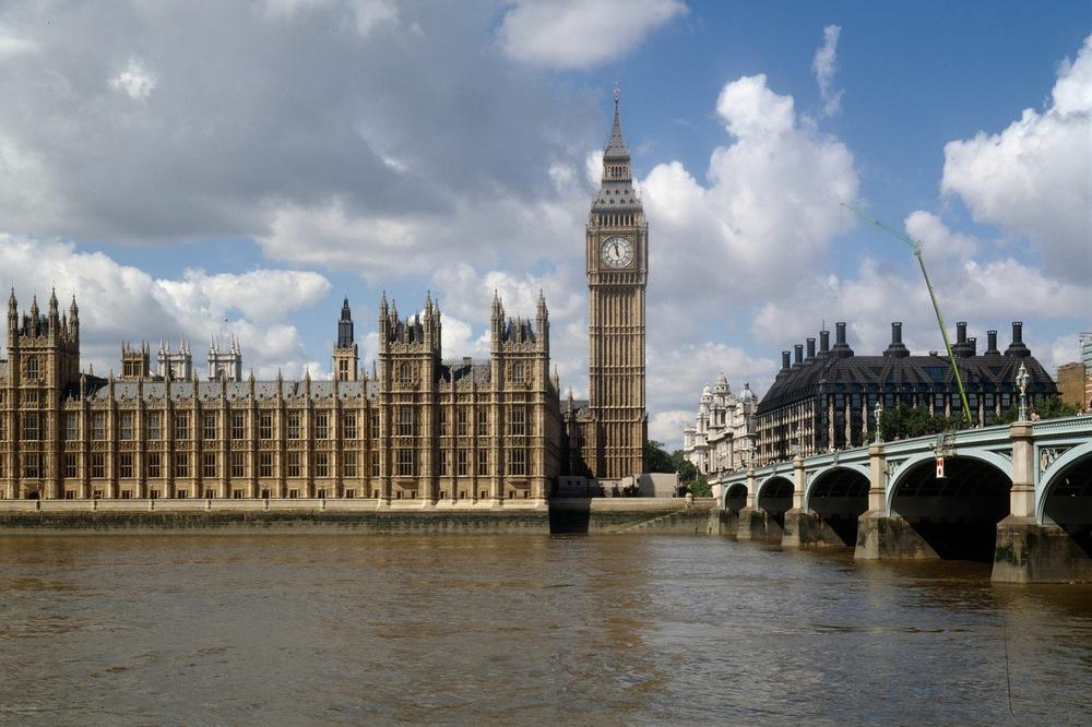 PONOVO UZBUNA U LONDONU: Policija u zgradi parlamenta ispituje sumnjivi paket