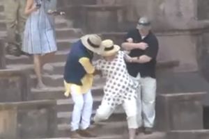 (VIDEO) HIT NA INTERNETU: Hilari zamalo poletela niz stepenice, telohranitelji je jedva pridržali!