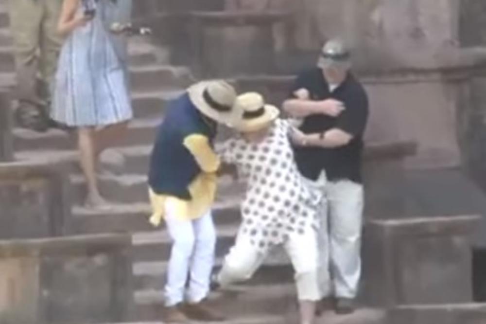 (VIDEO) HIT NA INTERNETU: Hilari zamalo poletela niz stepenice, telohranitelji je jedva pridržali!