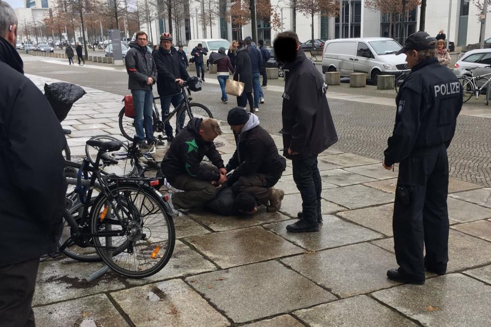 (FOTO) INCIDENT ISPRED BUNDESTAGA: Muškarac hteo da se probije do Merkelove, policija ga oborila na zemlju