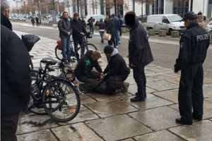 (VIDEO) SPREČEN NAPAD NA MERKELOVU: Muškarac krenuo na nemačku kancelarku, policija ga jedva savladala!