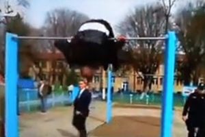 (VIDEO) ON TO ONAKO USPUT: Predsednik Bugarske skočio na vratilo na vojnom poligonu i svima pokazao da je u super formi