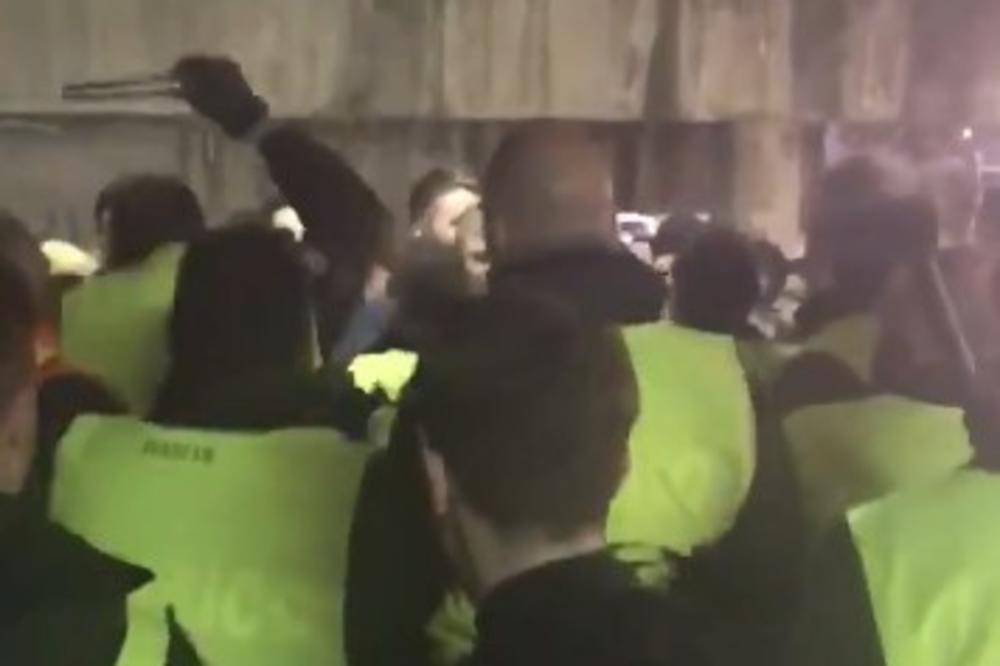 (UZNEMIRUJUĆI VIDEO) HOROR U BARSELONI! POLICIJA TUKLA DECU! Navijači Čelsija u šoku: Bilo je užasno! Izvadili su palice i mlatili nas po glavi, leđima... Neko je mogao da izgubi život!