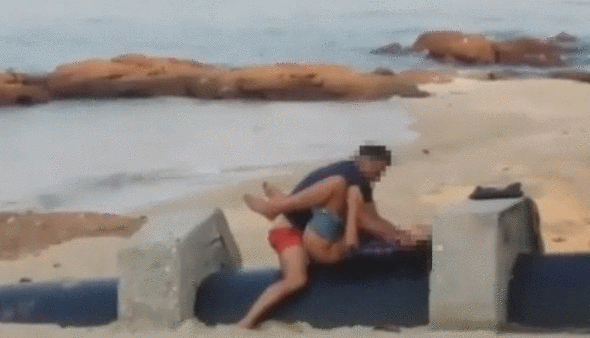 Мужик трахает симпатичную азиатку на пляже
