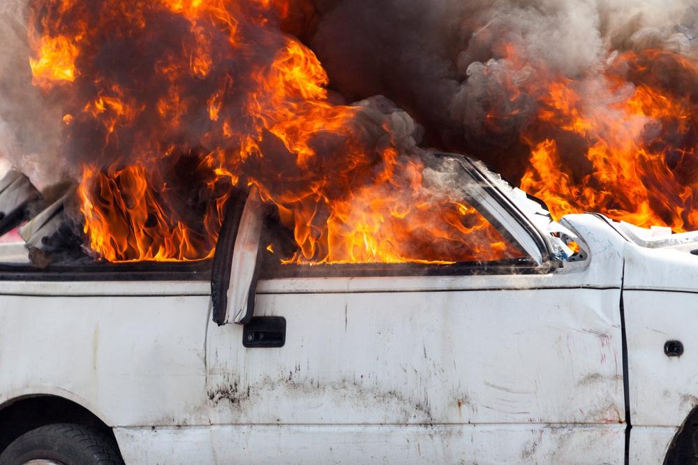 INCIDENT U PANČEVU: Izgoreo automobil kod Doma zdravlja