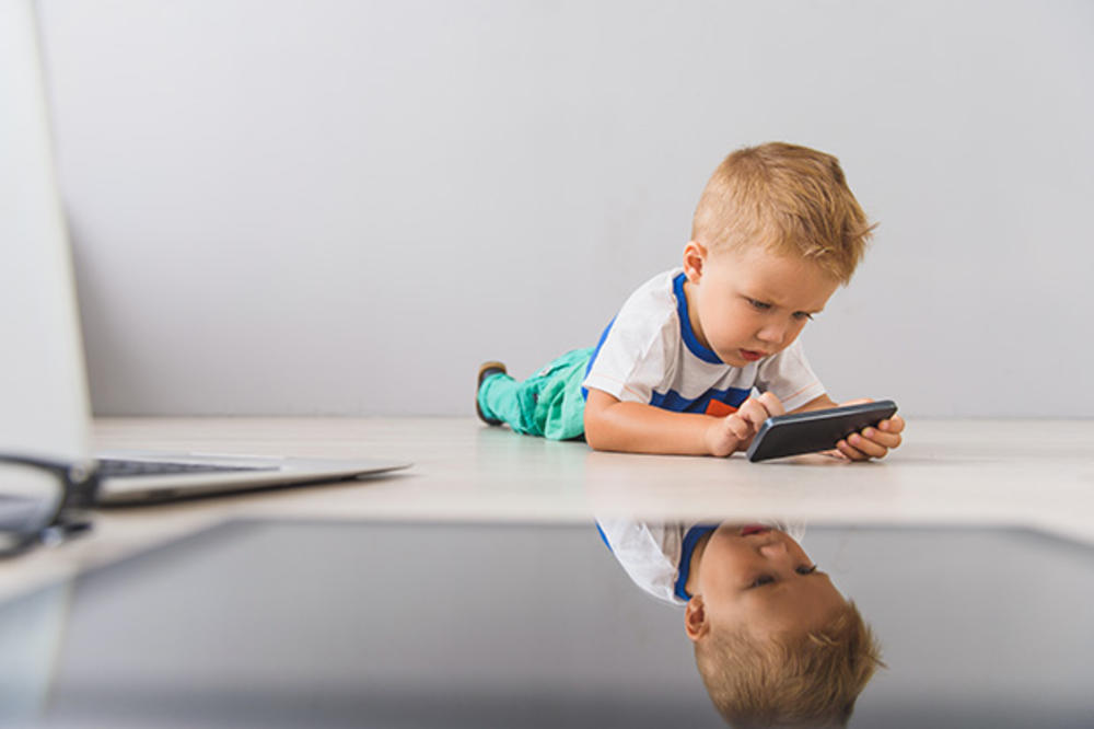 NE DAJTE DECI PRE TREĆE GODINE: Mobilni telefon nije bebisiter