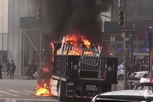 (VIDEO) DRAMATIČAN SNIMAK! POLICIJSKI KAMION PROGUTALA VATRA: Gust, crni dim u središtu Njujorka!