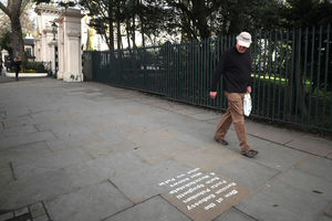 (FOTO) ANTIRUSKI GRAFITI U LONDONU: Večerajte u ruskoj ambasadi - na meniju pasta s polonijumom!