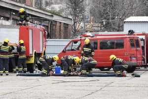 (FOTO) SPREMNI ZA BORBU SA VATRENIM STIHIJAMA: Budući vatrogasci izveli završnu vežbu