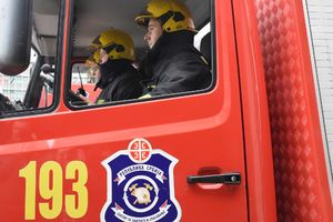 PLANULO POTKROVLJE U UŽICU: Vatrogasci savladali požar na vrhu trospratinice u ulici Nikole Pašića (FOTO)