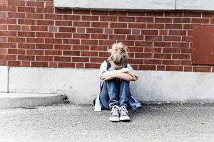 UČENICU SEDMOG RAZREDA IZ NIŠA TRI DRUGARICE S FANTOMAKAMA UDARALE KAMENOM U GLAVU: Devojčica žrtva torture zbog oblačenja i ocena
