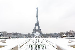 SIMBOL PARIZA OKOVAN LEDOM: Ajfelov toranj zatvoren zbog snega i hladnoće