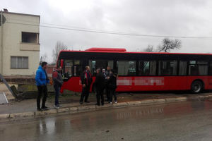 (FOTO) HAOS U PROKUPLJU: Pomahnitali autobus rušio sve pred sobom!