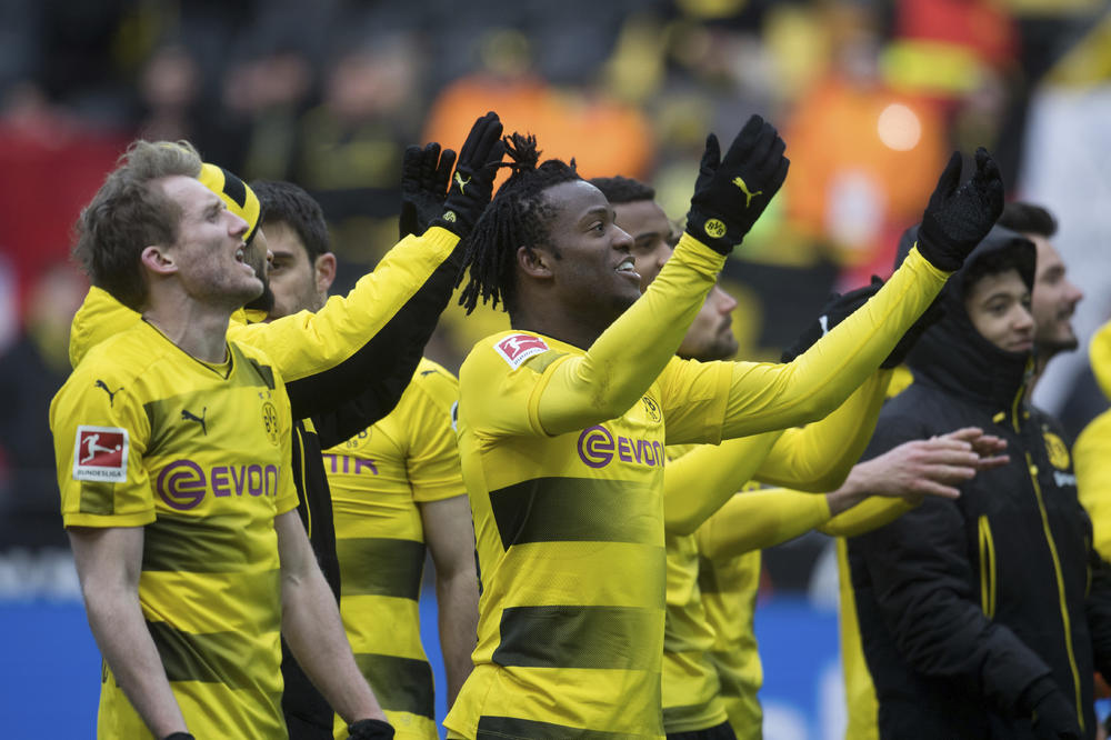 (VIDEO) BORUSIJA DOBIJA NOVOG GOLMANA: Dortmund se pojačva u Augzburgu
