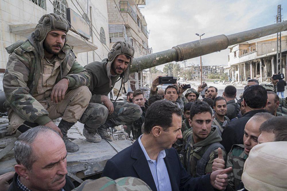 (FOTO) OBIŠAO VOJNIKE NA FRONTU: Asad posetio sirijske trupe u Guti