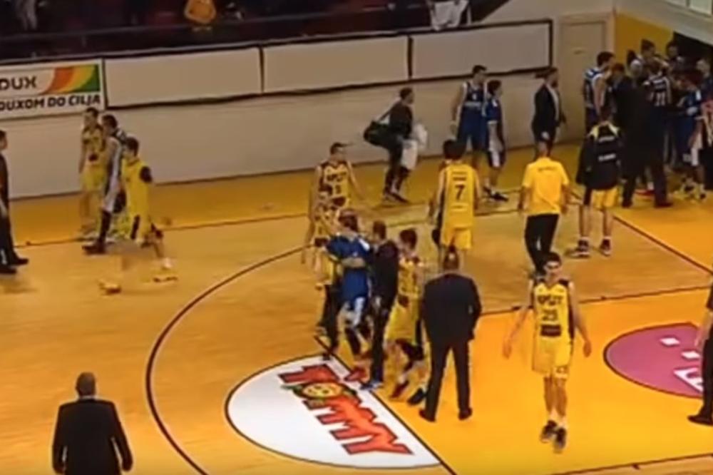 (VIDEO) AMERIKANAC NOKAUTIRAO HRVATA: Opšta tuča košarkaša Splita i Zadra