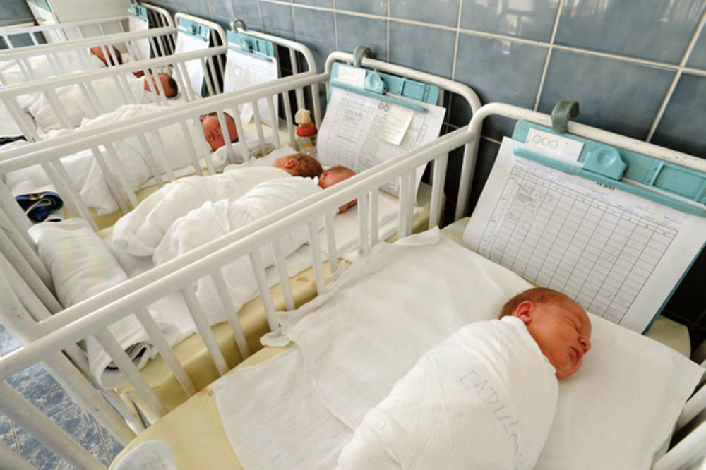 BELA KUGA U 18 CRNOGORSKIH GRADOVA: Od januara do maja rođeno je 2.119 beba, a u istom periodu preminuo je 2.331 građanin!