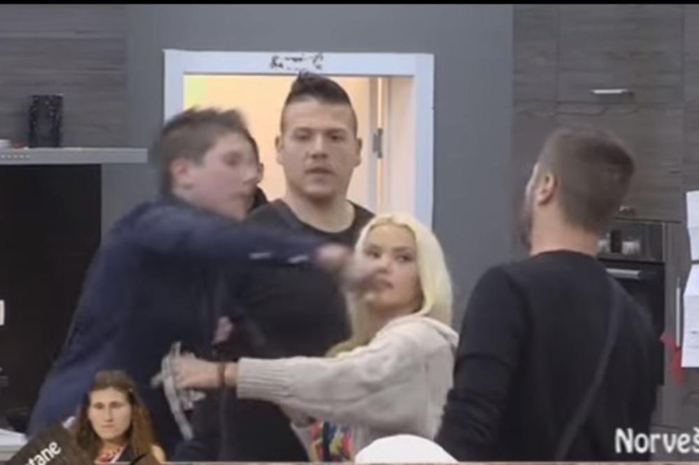 (VIDEO) NASILJE NE PRESTAJE: Matora pljunula Miljkovića, pa ga udarila iz sve snage!