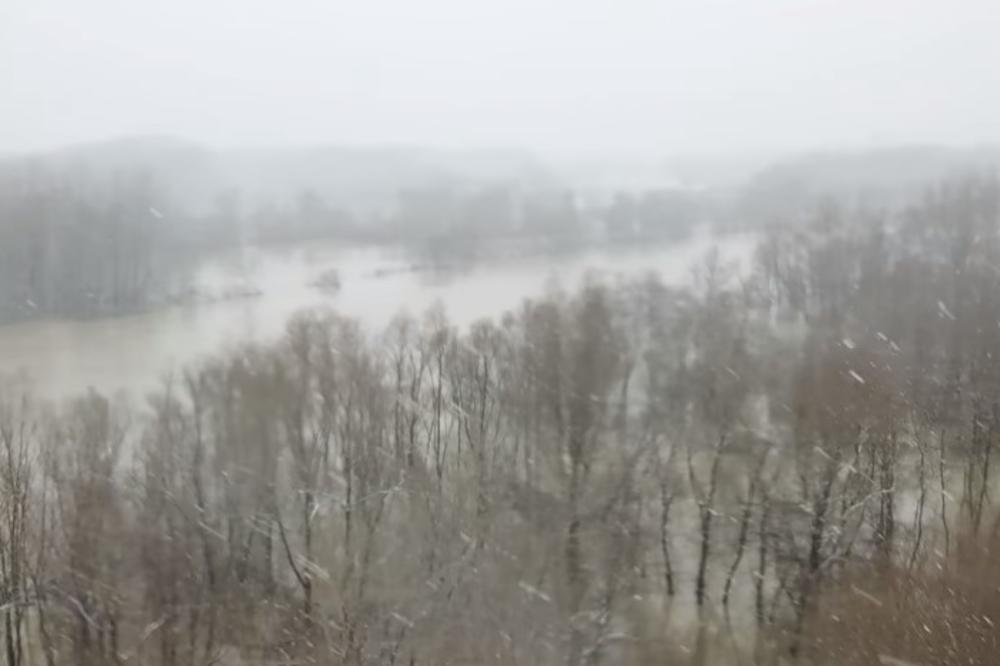 (VIDEO) DRAMATIČAN POGLED IZ VAZDUHA: Ovako izgleda poplavljeni Jasenovac, meštani strahuju od pucanja nasipa!