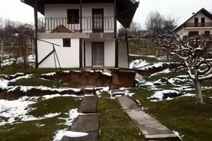 (VIDEO) SLAVONSKI BROD U STRAHU: Proradilo klizište, ugrožene kuće!