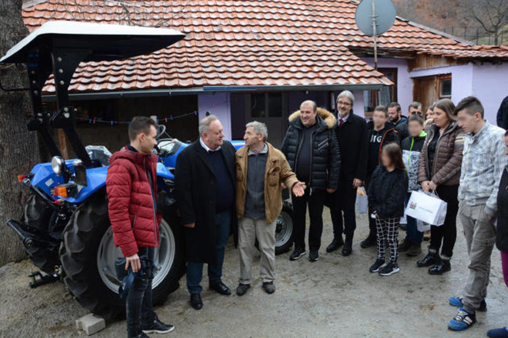 OBRADOVALI SE DONACIJI: Dvanaestočlanoj porodici Stanojković sa Kosova i Metohije uručen traktor