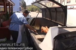 PRVI ŠUMADIJSKI PRASETORIJUM: Dragan iz Stragara od limuzine napravio pečenjaru na točkovima