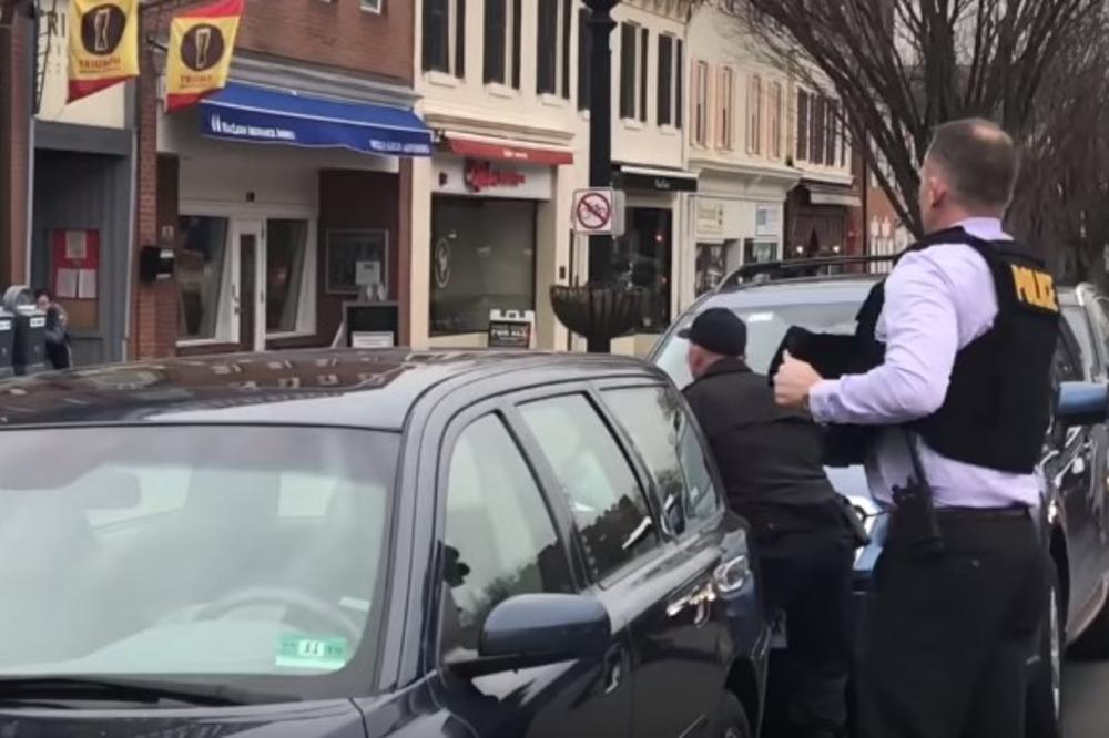 (VIDEO) DRAMA U PRINSTONU: Muškarac se zabarikadirao u restoranu, blokiran centar grada