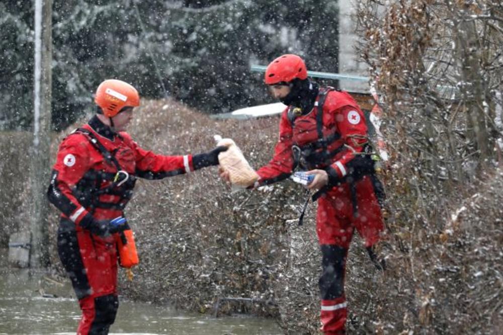 NEVREME DRMA HRVATSKU: Prošla opasnost od poplava, ali problem sada pravi sneg