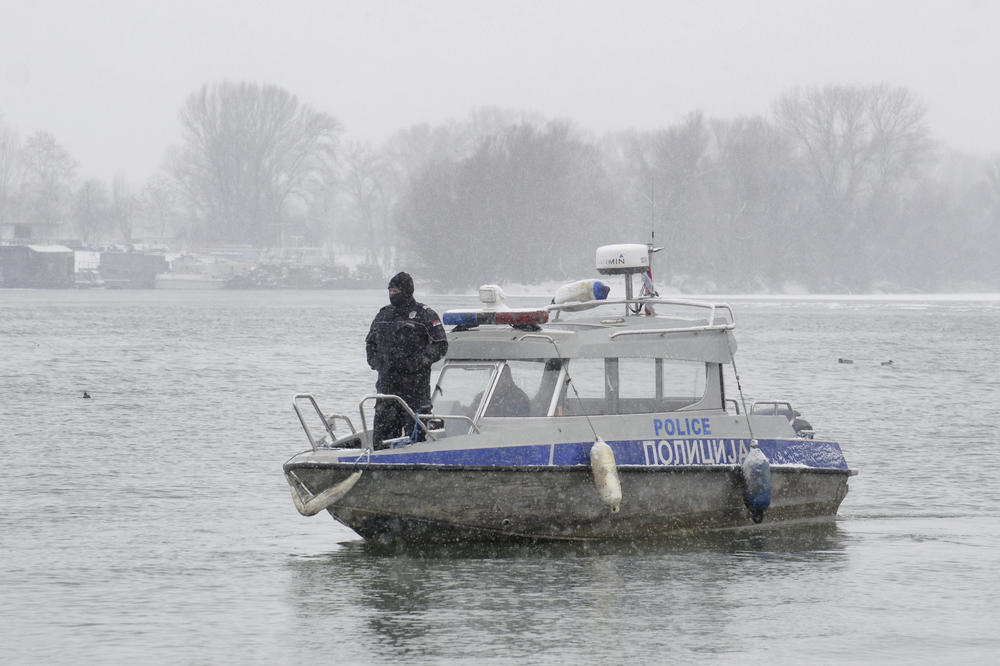 POLICIJI DOJAVLJENO DA JE NA BELOJ STENI UOČEN LEŠ NEPOZNATOG MUŠKARCA: Dva patrolna čamca odmah krenula u pretragu terena!
