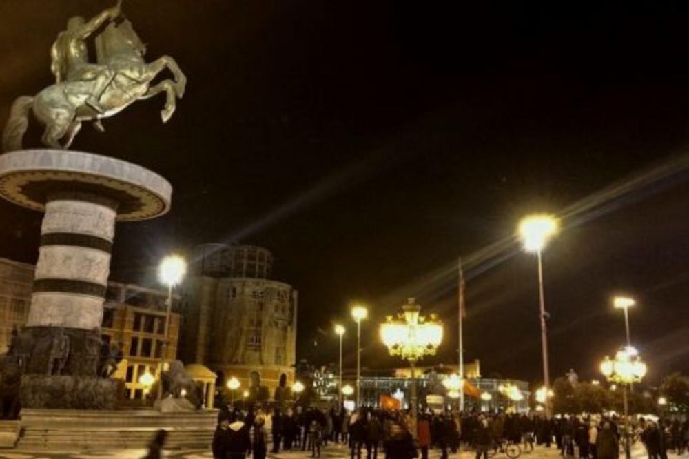 (VIDEO) TELIMA BRANE SPOMENIK ALEKSANDRU MAKEDONSKOM: Patriote se okupile u centru Skoplja i ostaće koliko god bude potrebno