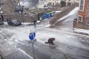 (VIDEO) HIT SNIMAK! Kada vidite kako ovi ljudi prelaze zaleđenu ulicu, valjaćete se od smeha!