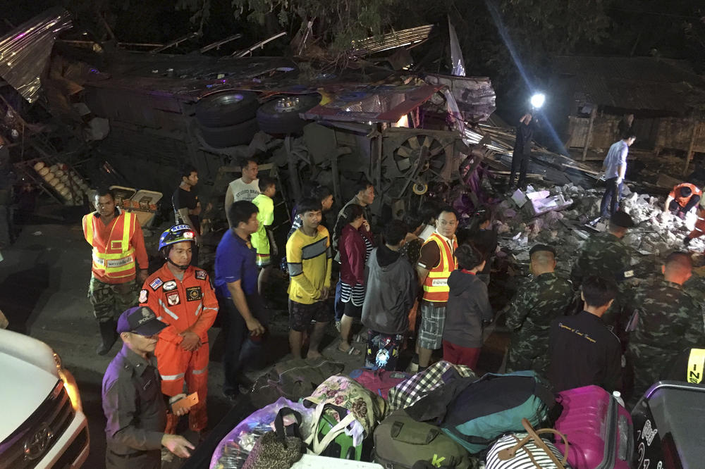 (FOTO) AUTOBUS SKRENUO S PUTA, PA SE PREVRNUO: Najmanje 18 poginulo u nesreći na Tajlandu